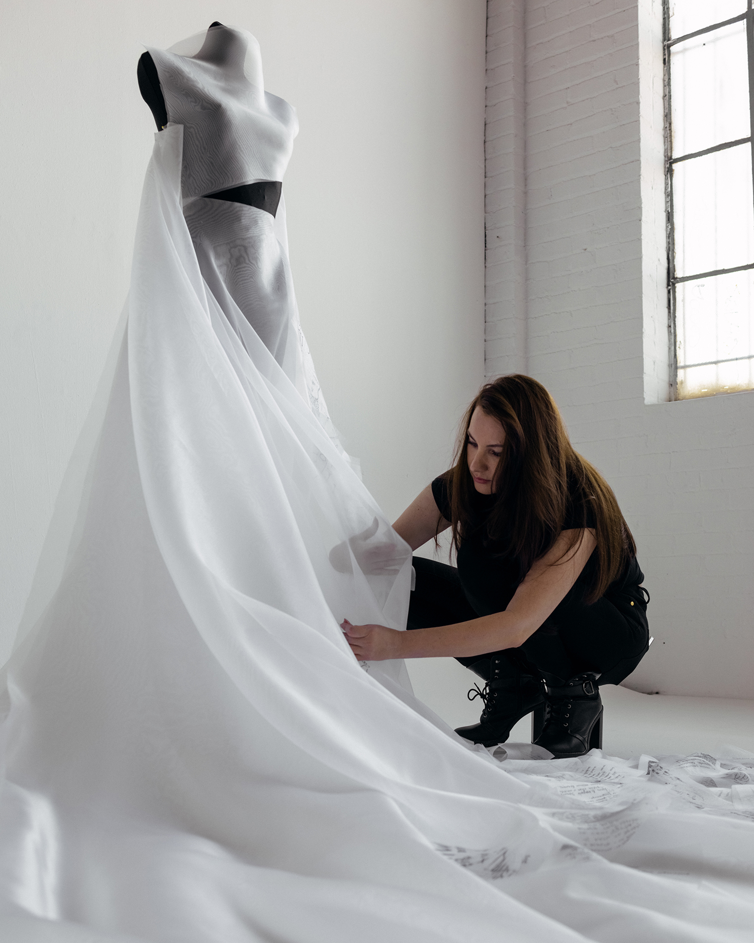 Дизайнери створили сукню з листами любові до українців. Мілла Йовович теж залишила послання